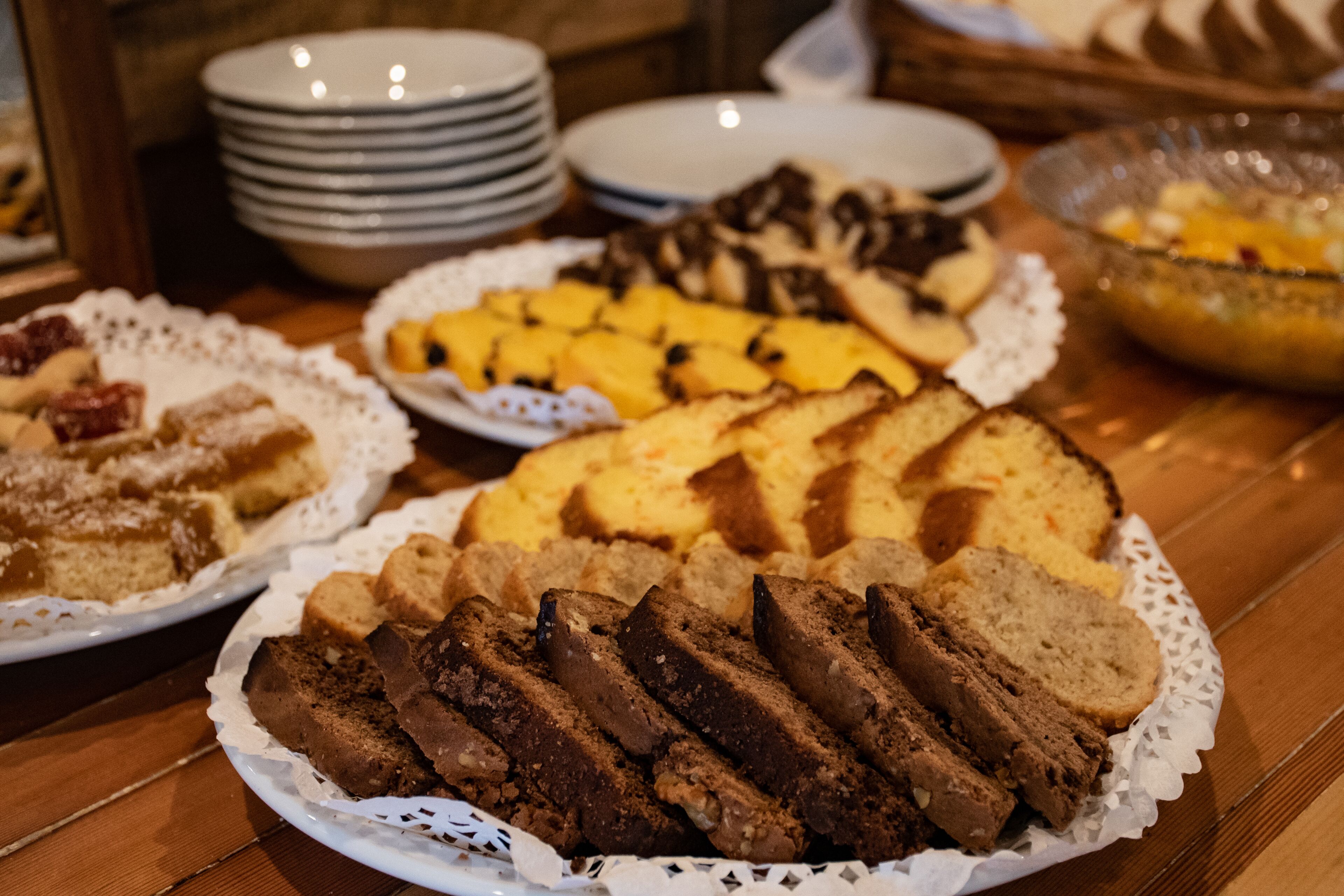 Ein Tisch mit verschiedenen Brotsorten und Backwaren.