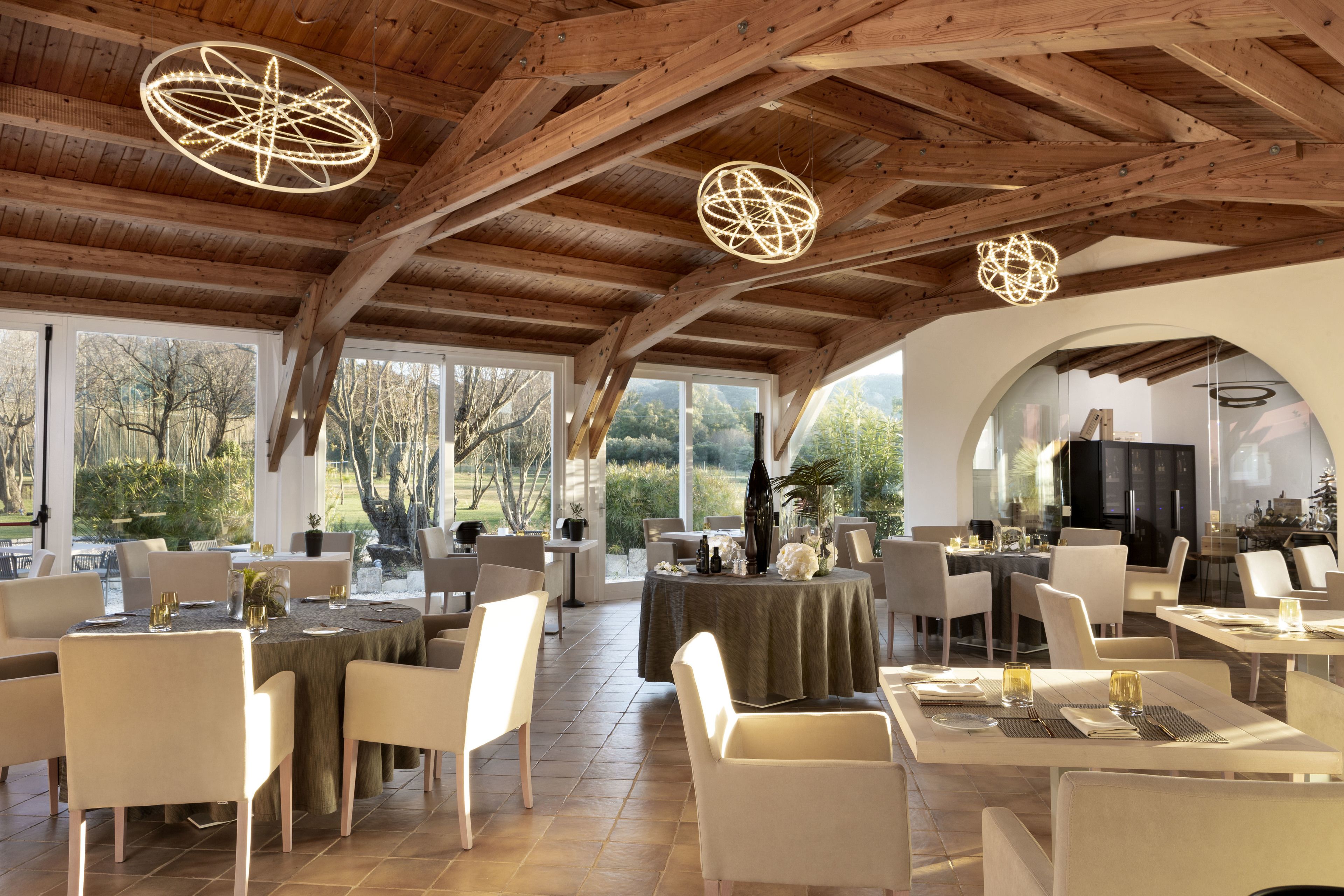 供應午餐和晚餐，地中海料理