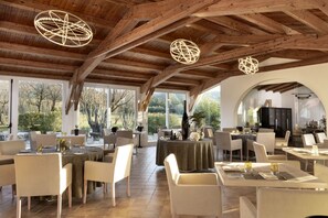 供應午餐和晚餐，地中海料理