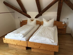 Verdunkelungsvorhänge, kostenloses WLAN, Bettwäsche, Rollstuhlgeeignet