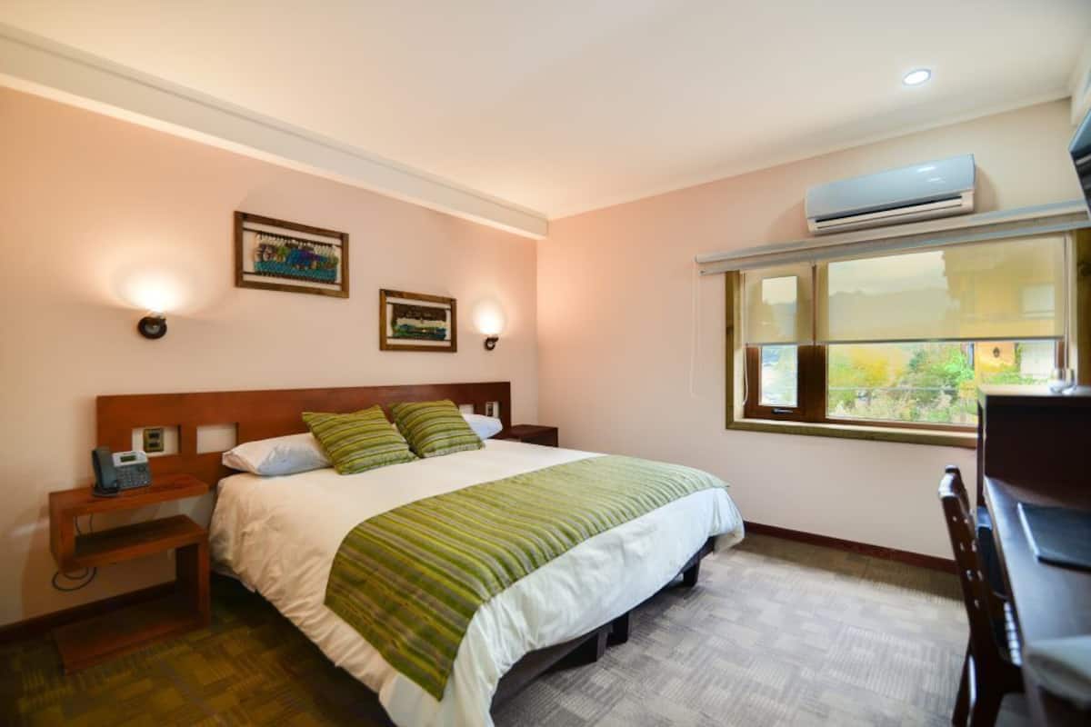 Superior tweepersoonskamer | Luxe beddengoed, een minibar, een kluis op de kamer, een bureau