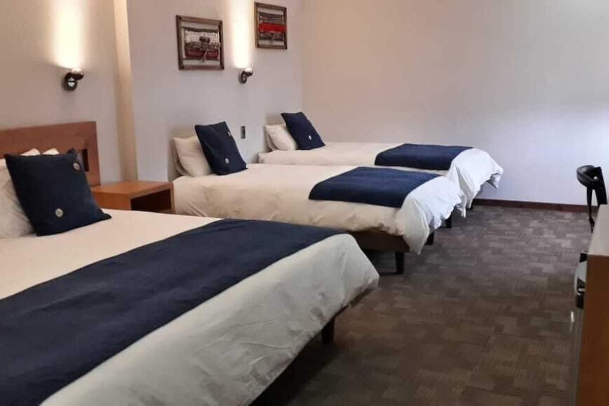 Vierpersoonskamer | Luxe beddengoed, een minibar, een kluis op de kamer, een bureau