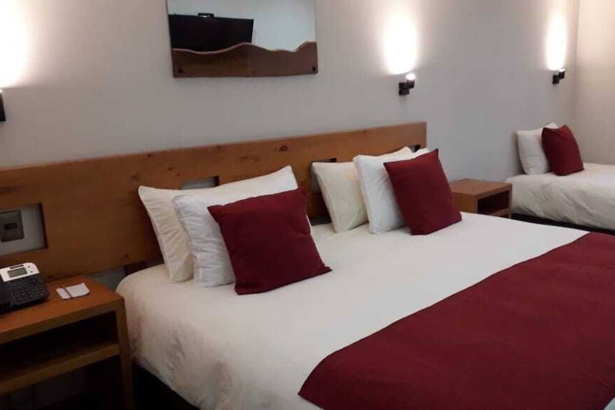 Tremannsrom | Sengetøy av topp kvalitet, minibar, safe på rommet og skrivebord
