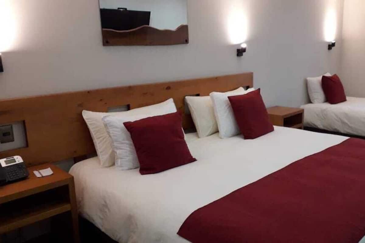 Driepersoonskamer | Luxe beddengoed, een minibar, een kluis op de kamer, een bureau