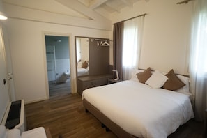 Habitación con 1 cama doble o 2 individuales | Caja fuerte, cunas (de pago), wifi gratis y ropa de cama