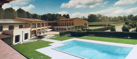 Een seizoensgebonden buitenzwembad en parasols bij het zwembad