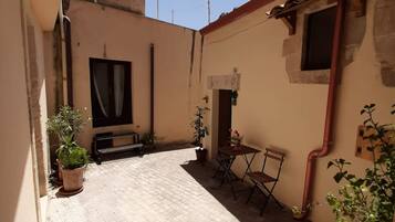 Quadruple Room | Courtyard view