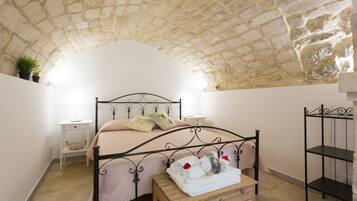 Duplex | 1 bedroom, in-room safe, desk, blackout drapes