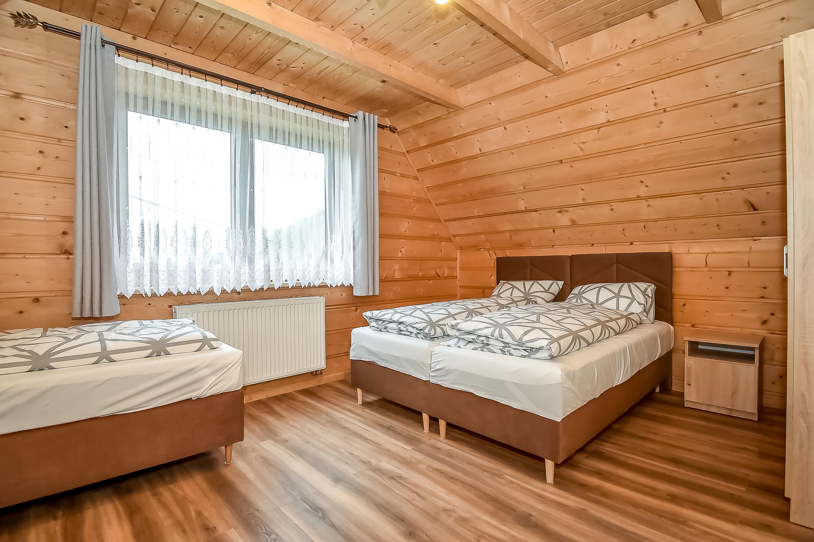 3 多间卧室、免费 WiFi、床单