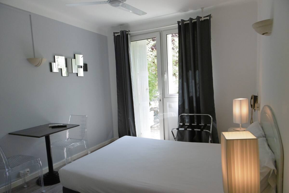 Standard Double Room | Soundproofing, WiFi (free), individually decorated