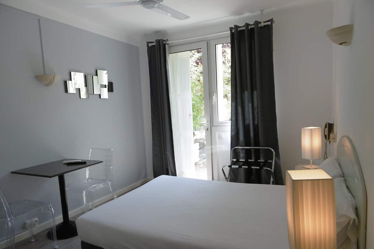 Habitación doble estándar | Decoración personalizada, muebles diferentes y insonorización