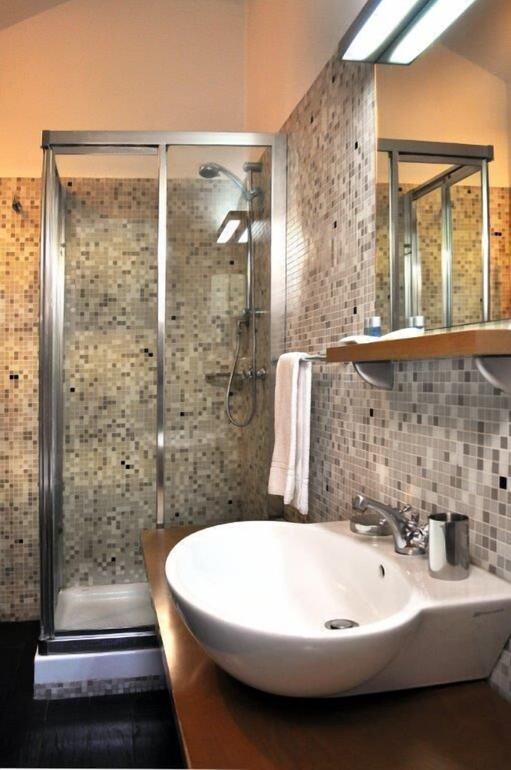 Douche, douche à « effet pluie », sèche-cheveux, bidet