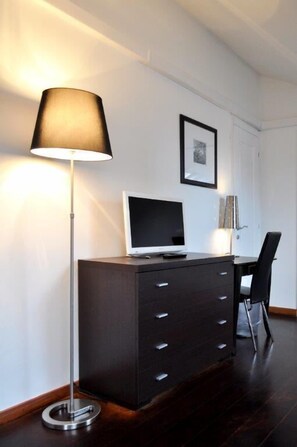 Desk, free WiFi - Easy Apartment Navigli (Milan)