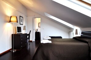 Standard Double Room | Desk, free WiFi - Easy Apartment Navigli (Milan)