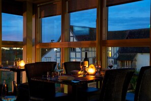 供应午餐和晚餐,地方菜