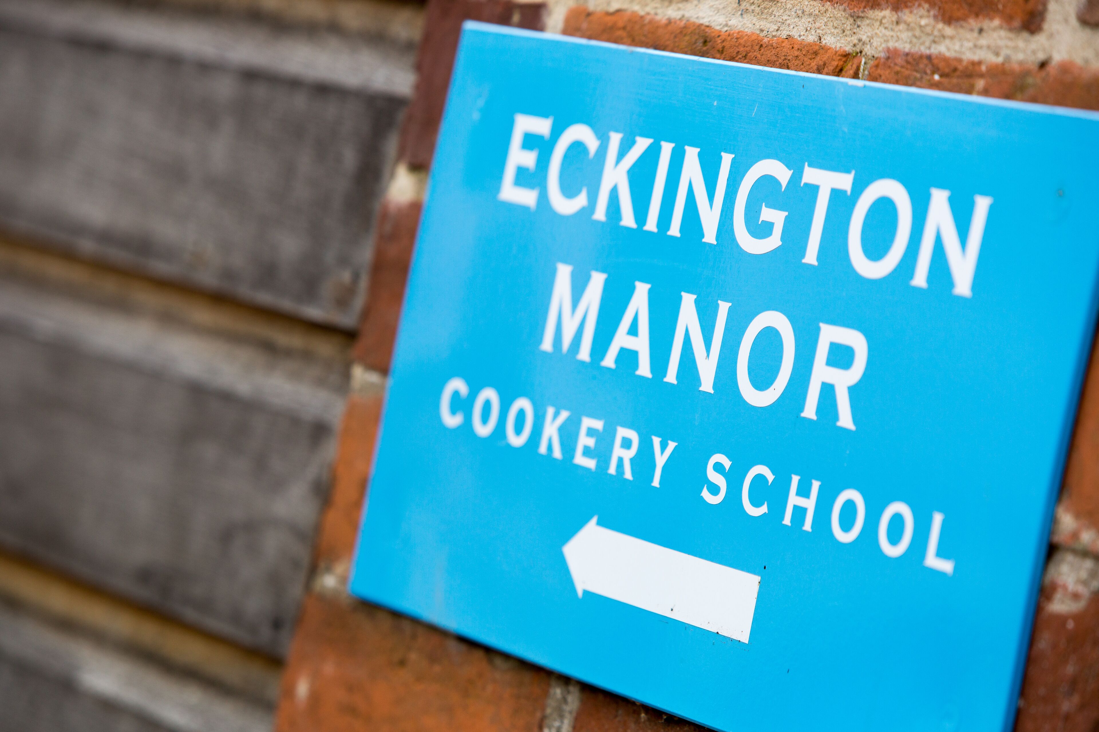 A sign for ECKINGTON MANOR COOKERY SCHOOL with an arrow pointing to the right.
