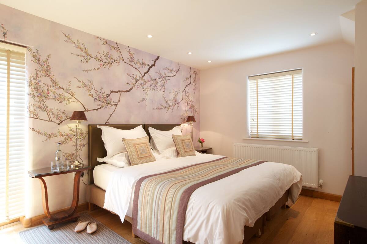 Classic Double Room | Iron/ironing board (on request), WiFi (free), individually decorated