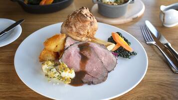 Lunsj og middag serveres, lokale retter