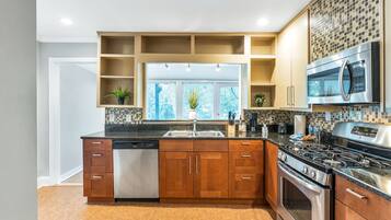 Charming LaVista bungalow | Private kitchen | Full-size fridge, microwave, oven, stovetop