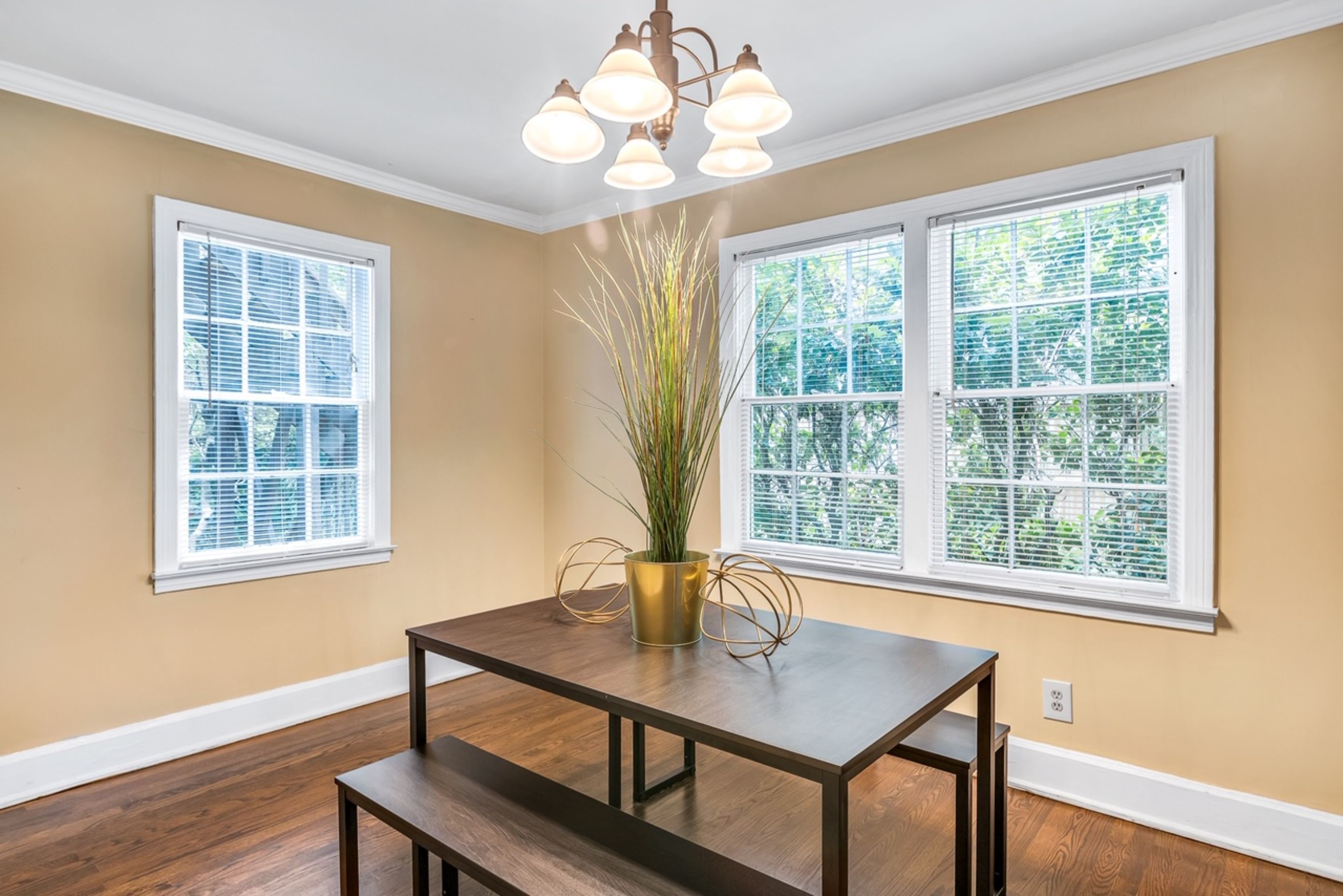 Charming LaVista bungalow | In-room dining