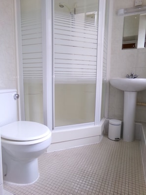 Double Room with Ensuite | 욕실 | 헤어드라이어, 타월