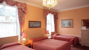 A hotel room with two beds, a chandelier, a painting, and a dresser. - Averon  Guest House (Edinburgh)
