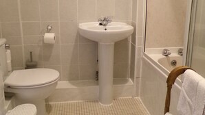 A bathroom with a toilet, sink, and shower. - Averon  Guest House (Edinburgh)