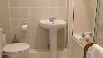 Triple Room with Ensuite | Bathroom | Hair dryer, towels