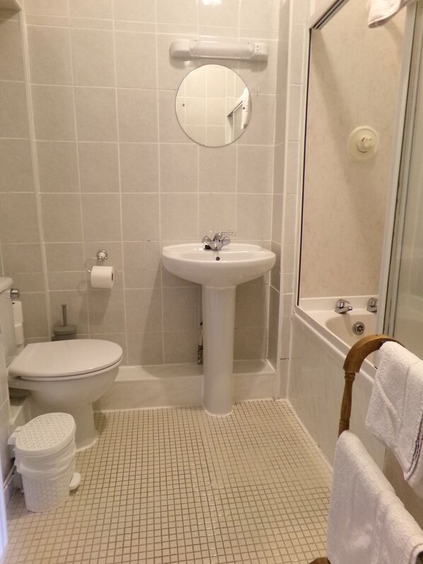 A bathroom with a toilet, sink, and shower. - Averon  Guest House (Edinburgh)