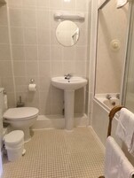 Triple Room with Ensuite | Salle de bain | Sèche-cheveux, serviettes fournies