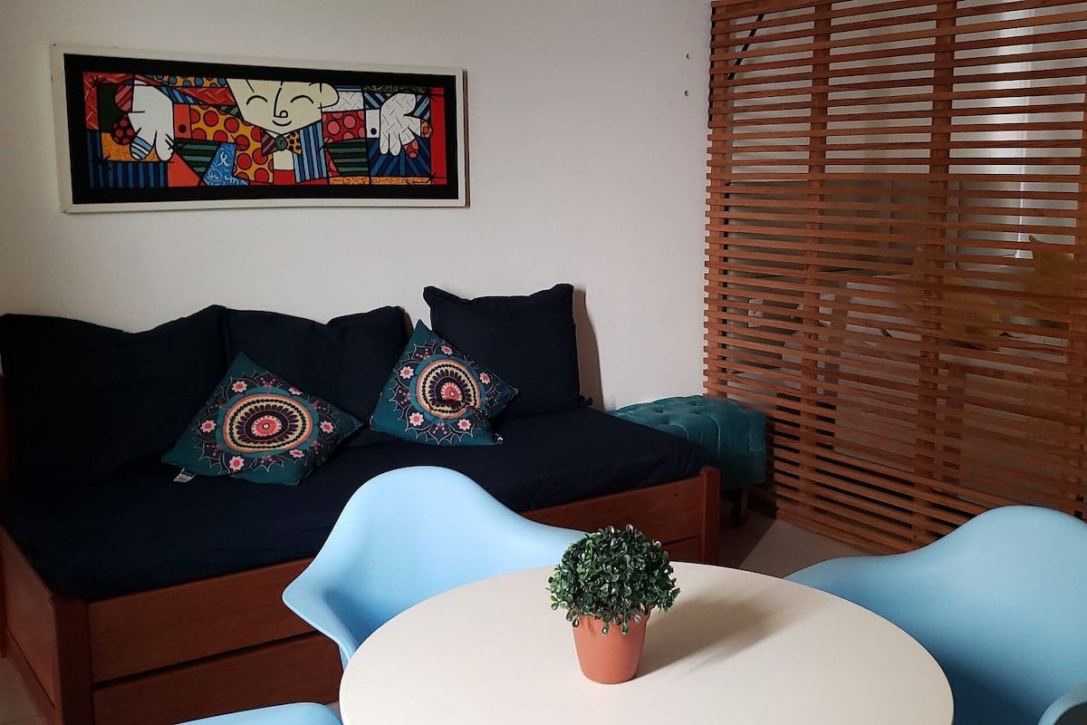 1 dormitorio, cortinas opacas, wifi gratis y ropa de cama