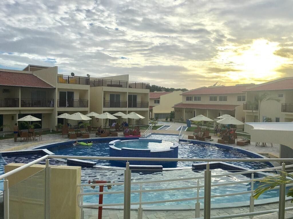 2 piscinas al aire libre, sombrillas, sillones reclinables de piscina