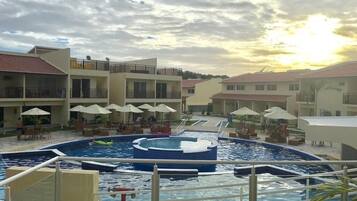 Apartamento Standar 245 | Havuz | 2 açık yüzme havuzu, 7 ve 21 saatleri arasında açık, havuz şemsiyeleri