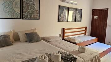 Cortinas blackout, wifi gratis y ropa de cama