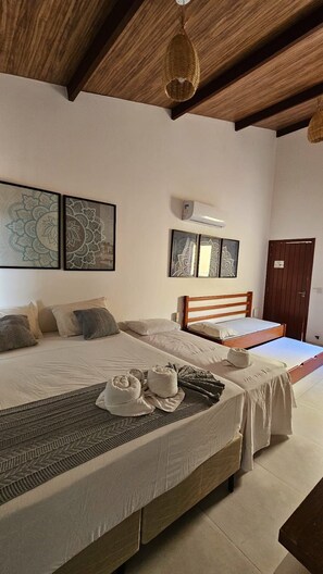 Cortinas blackout, wifi gratis y ropa de cama