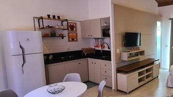 Apartamento Standar 245 | Private kitchen | Fridge, microwave, cookware/dishes/utensils