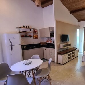 Apartamento Standar 245 | Dapur pribadi | Lemari es, microwave, dan peralatan masak/sendok-piring