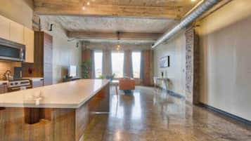 Apartamento | Cozinha compartilhada | Geladeira grande, micro-ondas, fogão, cooktop