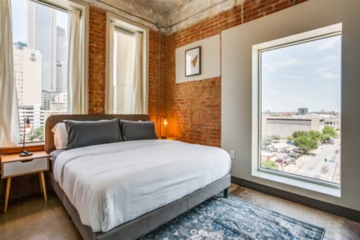 Magnificent Downtown Smart Loft | 1 bedroom, memory foam beds, free WiFi, bed sheets