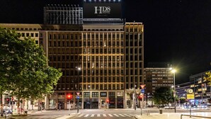 Un hôtel doté d’une enseigne bien visible, de plusieurs étages et d’une architecture moderne.