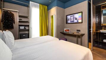 Twin kamer | Donzen dekbedden, een minibar, een kluis op de kamer, een bureau