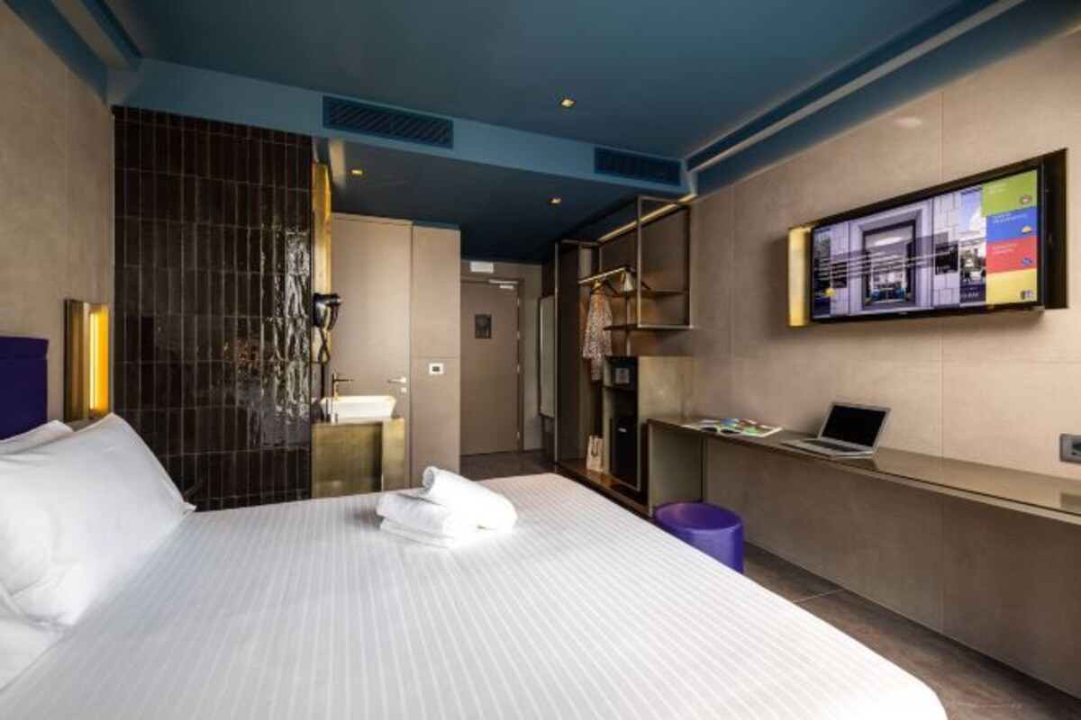Down comforters, minibar, in-room safe, desk