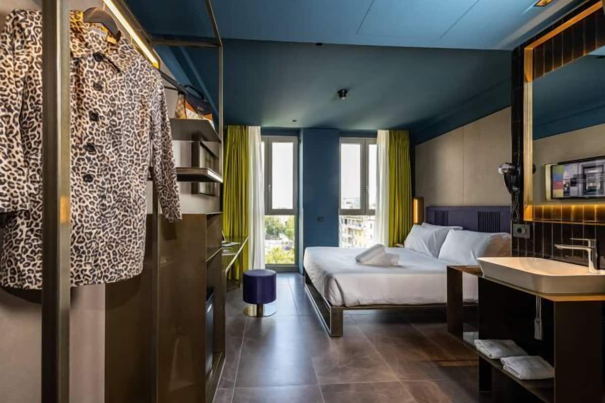 Donzen dekbedden, een minibar, een kluis op de kamer, een bureau