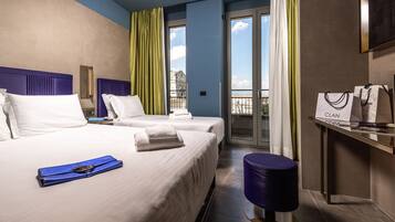Driepersoonskamer, balkon, uitzicht op stad | Donzen dekbedden, een minibar, een kluis op de kamer, een bureau