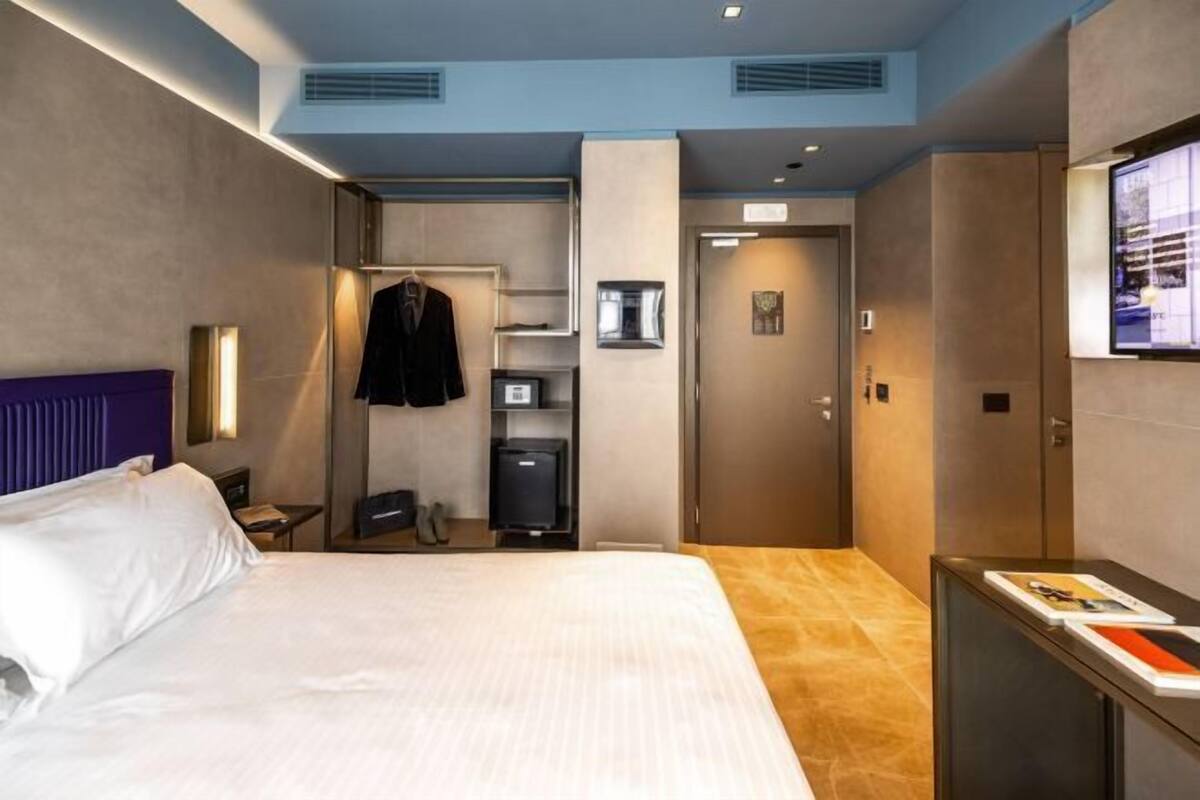 Down comforters, minibar, in-room safe, desk