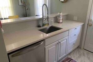 Cozy family-style Buckhead Bungalow | Private kitchen | Full-size fridge, microwave, oven, stovetop - Cozy family-style Buckhead Bungalow (Atlanta)