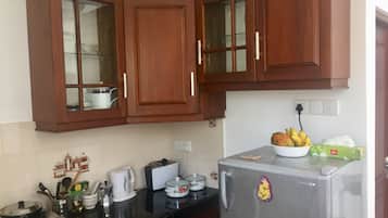 Villa with Double and Single Room | Dapur kecil pribadi | Lemari es, microwave, kompor, dan mesin pembuat kopi/teh