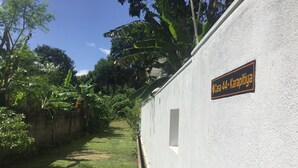 A pathway leading to a building with a sign reading "Casa 44-Karapitiya". - Casa 44 - Karapitiya (Galle)