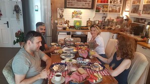 Tägliches inbegriffenes kontinentales Frühstück