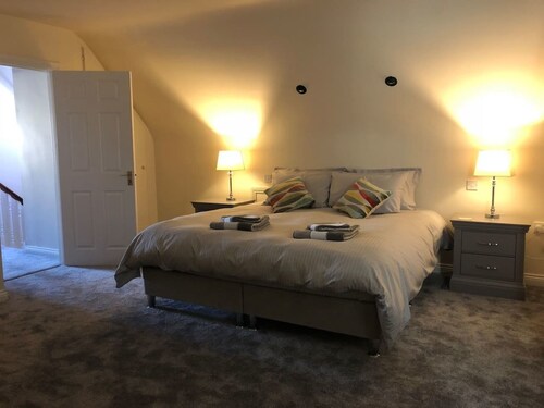 Discreet Luxury, Super House!